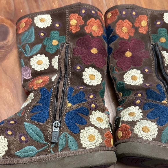 UGG Wahine Floral Embroidered Boots - Picture 14 of 16